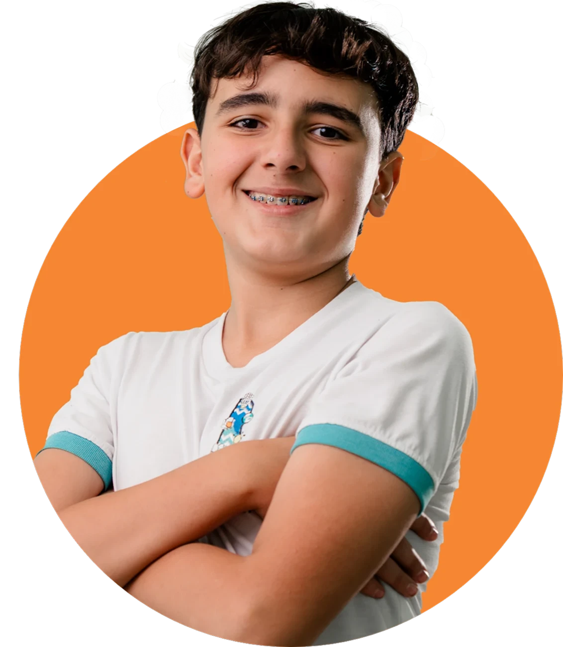 Aluno de braços cruzados com fundo laranja